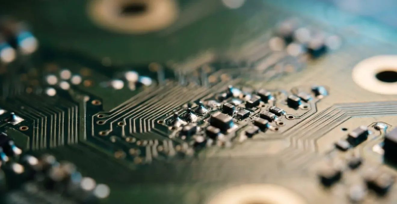 Détails macro illustrant la complexité des systèmes de cybersécurité professionnelle